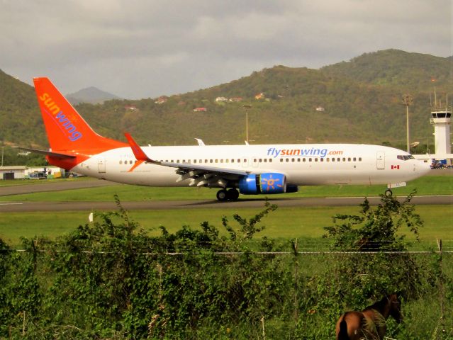 Boeing 737-800 (C-FYLC)