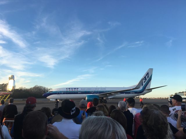 Boeing 737-800 (N277EA) - Parking for a Pence Rally