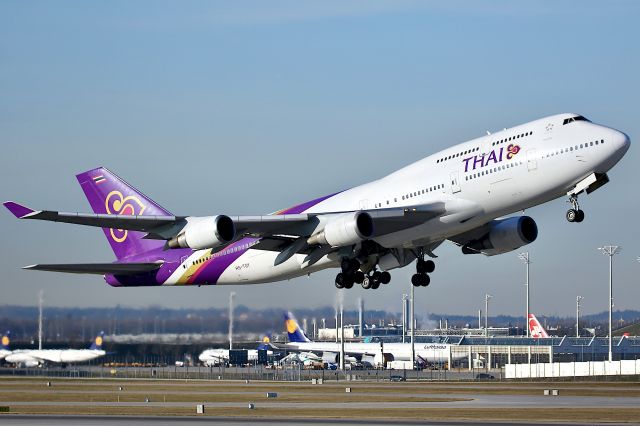 Boeing 747-400 (HS-TGY)