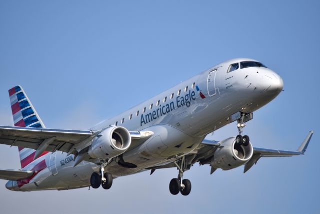 Embraer 175 (N243NN) - 12/24/2016: An almost 3 month old American Eagle Envoy ERJ-175 landing at KHOU.