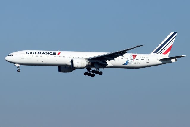 BOEING 777-300 (F-GSQI) - AFR 22 arriving from Paris  with the special Air France logo on the fuselage  painted by New York-born painter/graffiti artist JonOne 