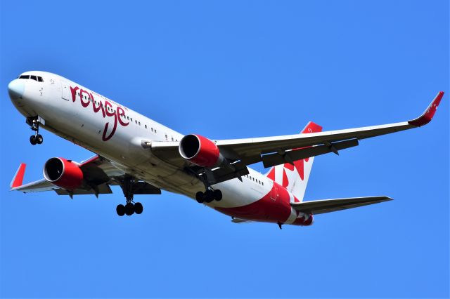 BOEING 767-300 (C-FMLV) - Air Canada Rouge Boeing 767-316(ER)(WL) arriving at YYC on Aug 4.