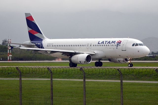 Airbus A320 (PT-MZL)