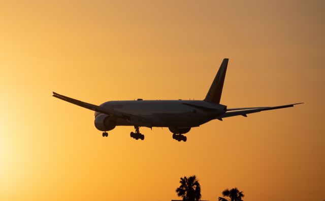 Boeing 777-200 (RP-C7772) - Philippine Airlines - Boeing 777-3F6(ER) - On approach into KLAX airport at sunset.