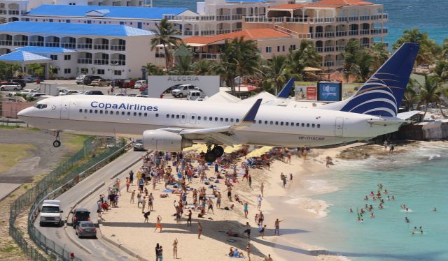 Boeing 737-800 (HP-1715CMP)