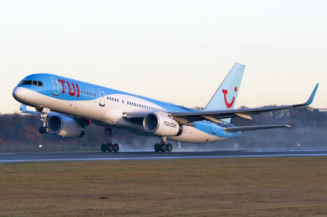 Boeing 757-200 (G-OOBA) - TOM450 departing to Hurghada in Egypt