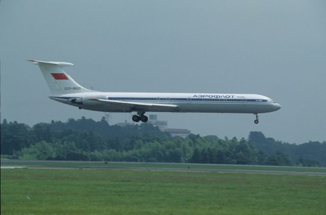 Ilyushin Il-62 (CCCP86512) - Short Final at Narita Intl Airport Rwy16 on 1991/08