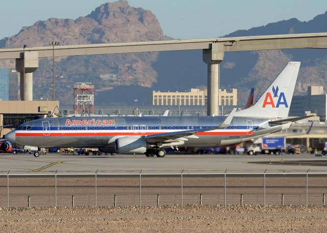 Boeing 737-800 (N858NN)