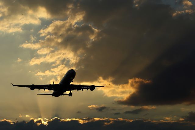 Airbus A340-600 (G-VRED)