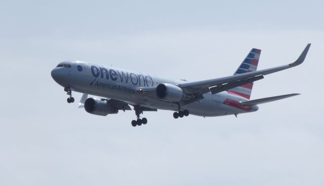 BOEING 767-300 (N343AN) - On final is this 2003 American Airlines "One World" livery Boeing 767-323 in the Spring of 2019.