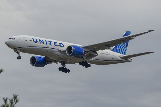 Boeing 777-200 (N77012)