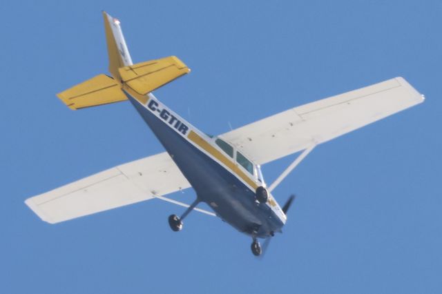 Cessna Skyhawk (C-GITR) - C-GITR Cessna Skyhawk 172N Lanaudiair Inc Survolant la ville de Lavaltrie QC. Le 03-03-2025 à 11:46.