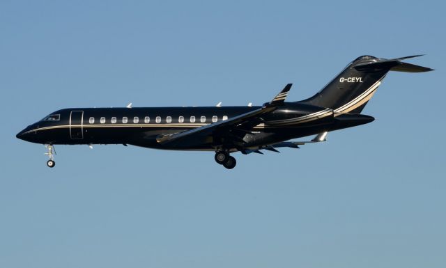 Bombardier Global Express (G-CEYL)