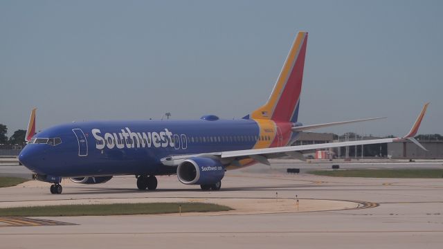 Boeing 737-800 (N8661A)