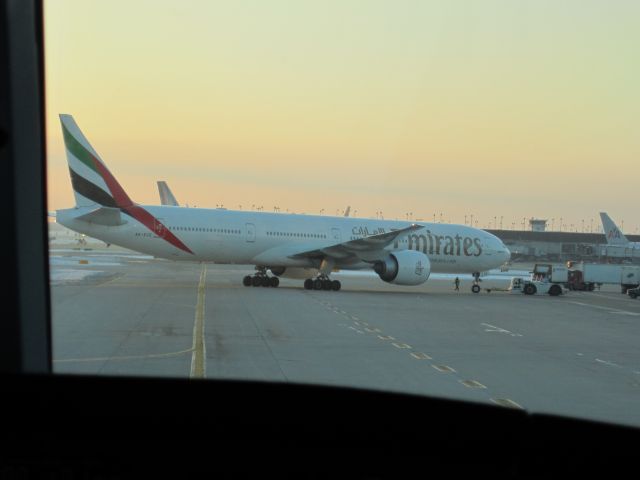 BOEING 777-300 (A6-ECE)