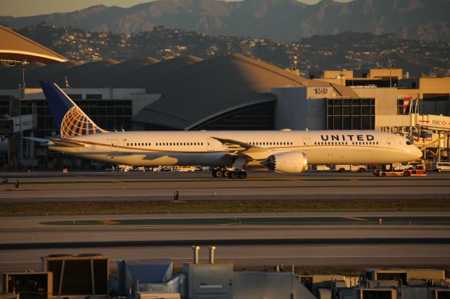 BOEING 787-10 Dreamliner (N12004)