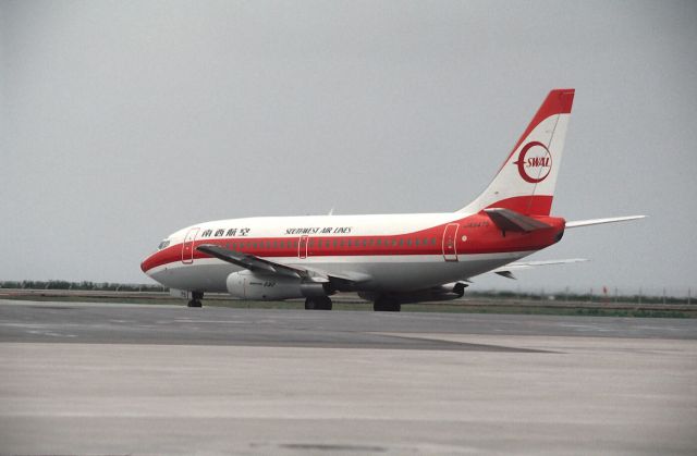 Boeing 737-200 (JA8475) - Taxing at Okinawa-Naha Intl Airport on 1988/03/20