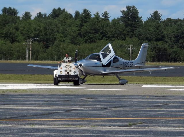 Cirrus SR-22 (N323SR) - Very friendly and effiicient service at the KLEW FBO.