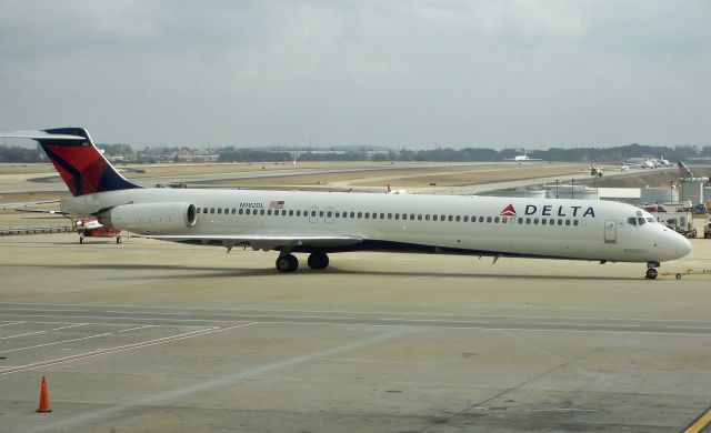 McDonnell Douglas MD-88 (N982DL) - DL MD-88 N982DL at ATL on Feb 28, 2011.