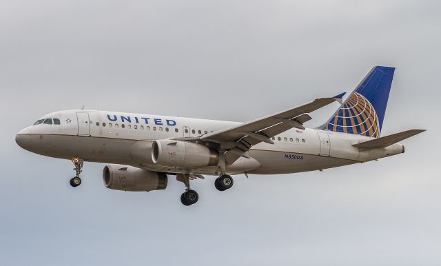Airbus A319 (N850UA)