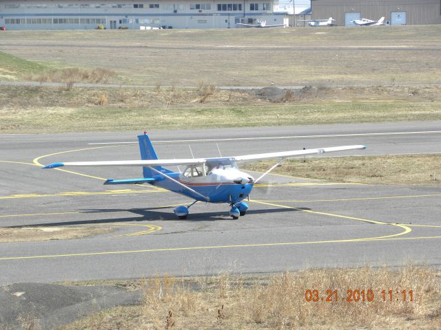 Cessna Skyhawk (N7907U) - N7907U taxiing to 14 at KBLM