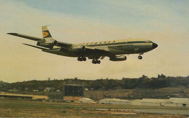 Boeing 707-100 (D-ABUA) - scanned from postcardbr /Lufthansa