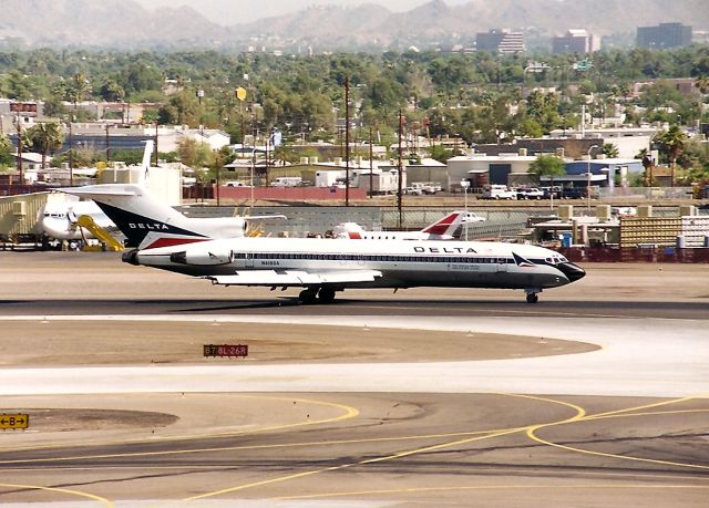 BOEING 727-200 (N418DA) - KPHX Delta 727 arriving from KSLC in April 1999.