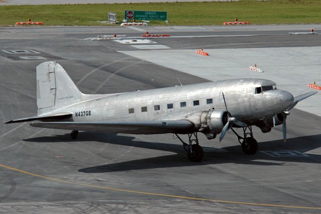 Douglas DC-3 (N437GB) - Douglas DC-3C  Photo By Nik French