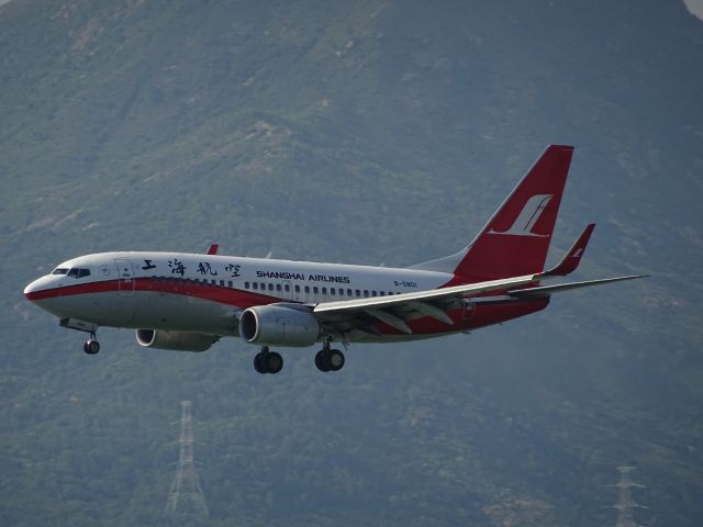 Boeing 737-700 (B-5801)