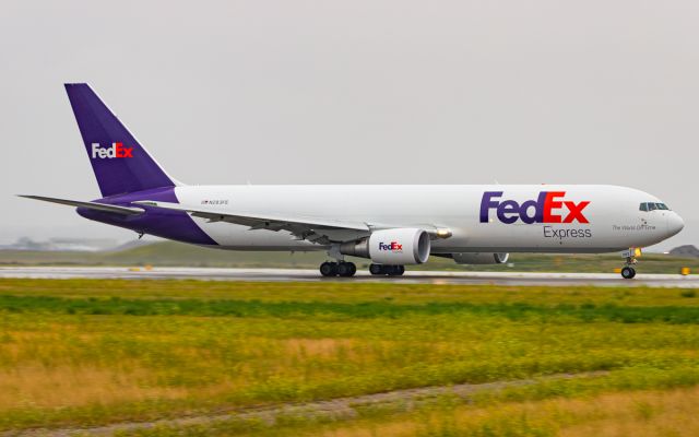 BOEING 767-300 (N283FE)