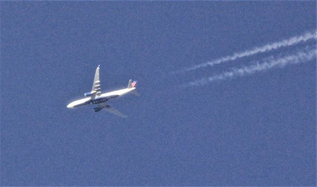 N4020X — - N4020X Airbus A-330-941N Delta Airlines vol DAL-98 survolant le fleuve St-Laurent à Lavaltrie QC. le 03-08-2022 à 19:55