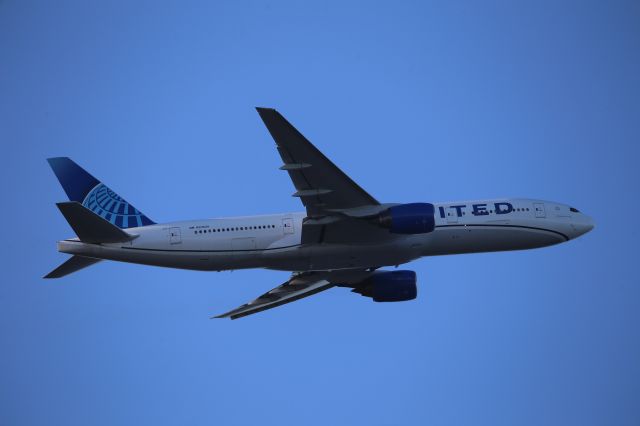 Boeing 777-200 (N206UA)