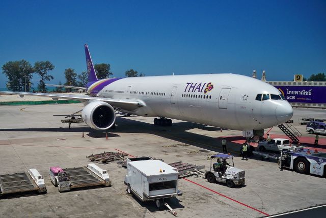 BOEING 777-300ER (HS-TKL) - Thai Airways 777-3AL(ER) HS-TKL at the gate at HKT before my flight TG#206 to BKK on Oct 10, 2014.