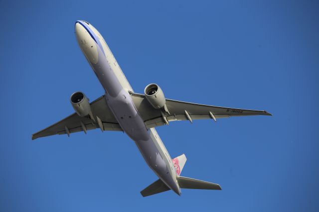 BOEING 777-300ER (B-18002)