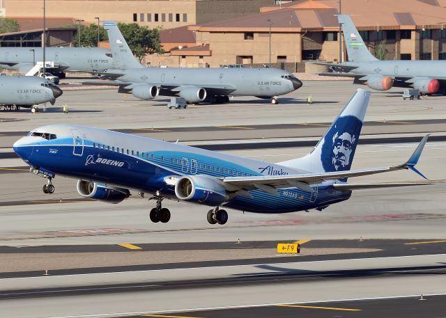 Boeing 737-800 (N512AS)