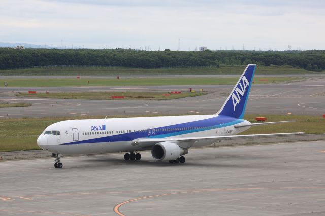 BOEING 767-300 (JA8568)