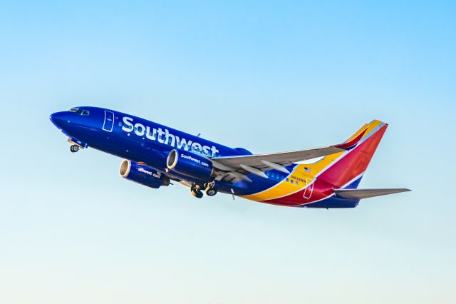 Boeing 737-700 (N438WN) - Southwest Airlines 737-700 taking off at PHX on 12/10/22. Taken with a Canon R7 and Tamron 70-200 G2 lens.