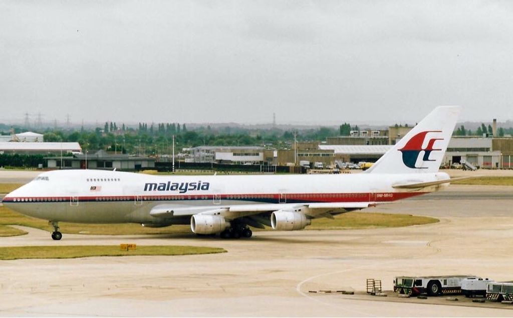Boeing 747-200 (9M-MHG) - scanned from postcard