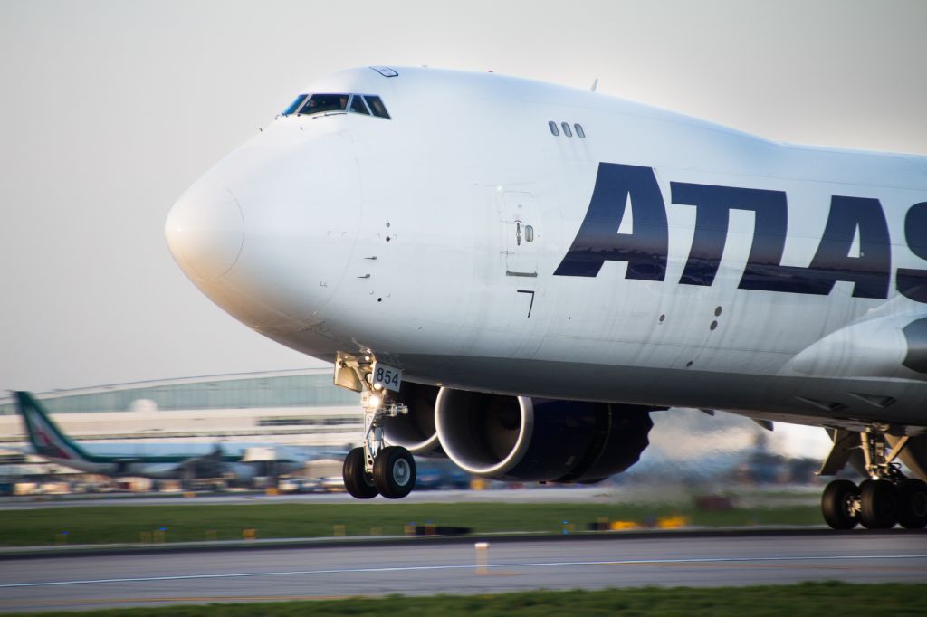 BOEING 747-8 (N854GT) - KORD, kept nose up for a while.