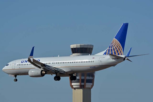 Boeing 737-800 (N76519) - United Boeing 737-824 N76519 at Phoenix Sky Harbor on February 6, 2018.