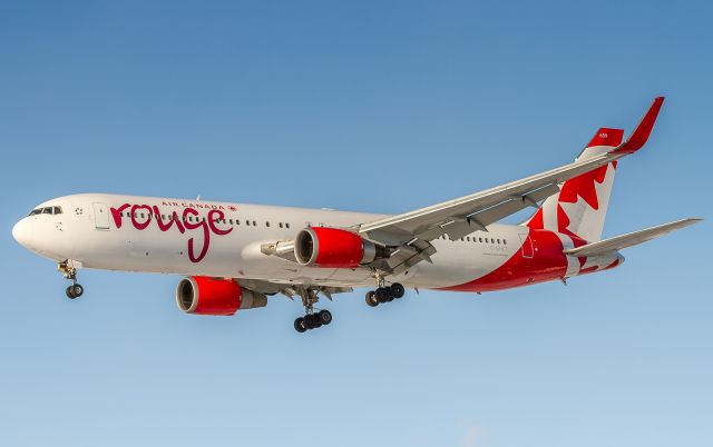 BOEING 767-300 (C-GHLT) - ROU 1807 returns home from Costa Rica and makes some last second adjustments for the centreline on a gusty Christmas Day at YYZ