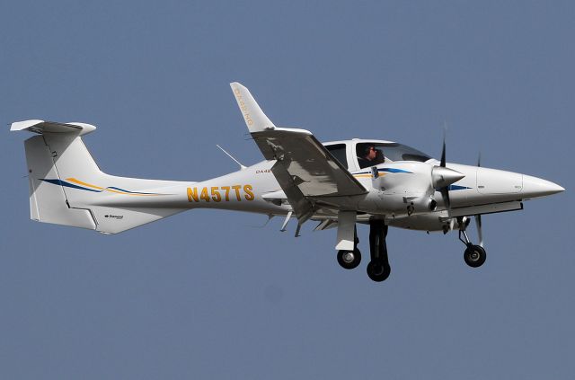 Diamond Twin Star (N457TS) - Landing at the Burbanks airport.