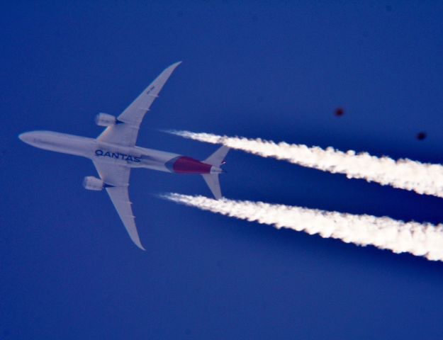 Boeing 787-8 (VH-ZNA) - This is Qantas Flight 11 a Boeing 787-9 Dreamliner Los Angeles to New York over Cleveland at 40,975 ft. 581 m.p.h. There are 2 frames 1/2 second apart don't quite no what the 2 objects are in frames birds, balloons, what ever ????? 09.09.19 3:14 p.m. Not Photo Shopped.