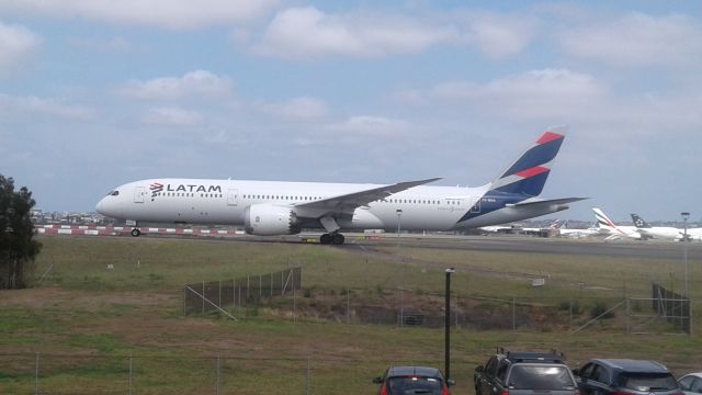 Boeing 787-9 Dreamliner (CC-BGA) - Hanging out at Sheps Hill, Sydney Kingsford Smith Airport (YSSY).br /LAN800 taxiing for departure to Auckland (NZAA)