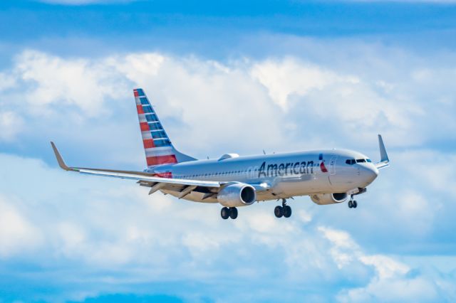 Boeing 737-800 (N986NN) - An American Airlines 737-800 landing at PHX on 2/28/23. Taken with a Canon R7 and Canon EF 100-400 L ii lens.