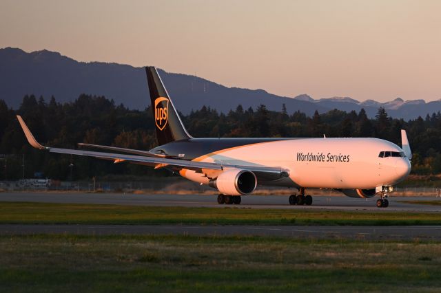 BOEING 767-300 (N315UP)