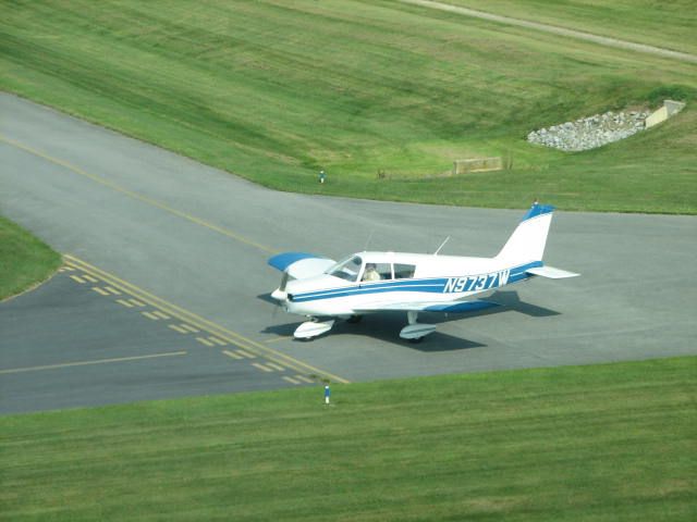 Piper Cherokee (N9737W) - Holding for us as we land at Smoketown.