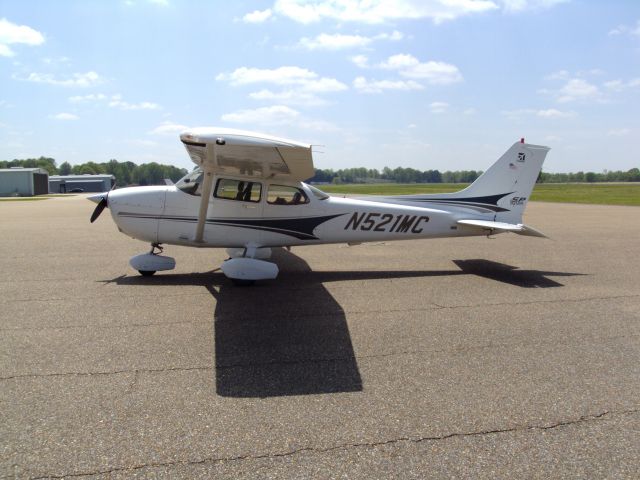 Cessna Skyhawk (N521MC) - On the ramp at Panola County Airport, Batesville, MS.