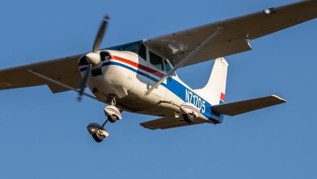 Cessna Skylane (N71705) - A Cessna 182 with the registration N71705 on short final for College Park Airport's runway 33