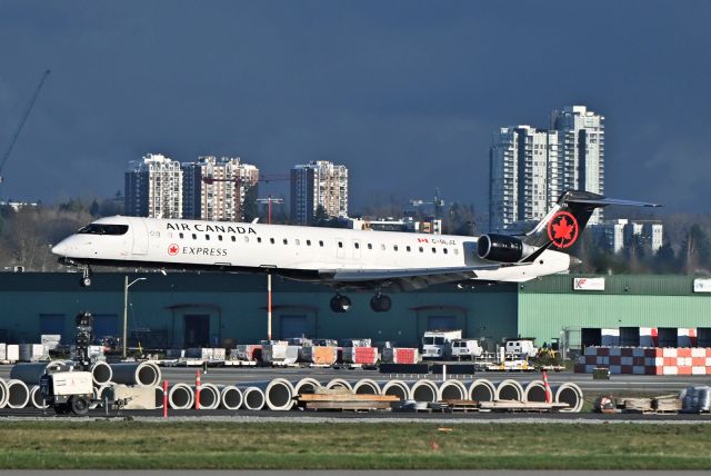 Canadair Regional Jet CRJ-900 (C-GLJZ)